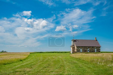 Foto de La antigua iglesia de piedra en las afueras de Abernethy, Saskatchewan, construida en 1892 enteramente de piedra de campo - Imagen libre de derechos