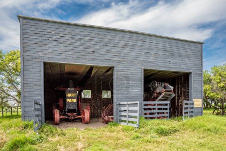 Foto de Abernethy, SK- Aug. 21, 2022: W. R. Motherwells antique 1911 Hart-Parr tractor and thresher farming equipment - Imagen libre de derechos