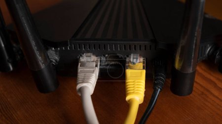 Téléchargez les photos : Émetteur wifi haut débit, routeur 5g. - en image libre de droit