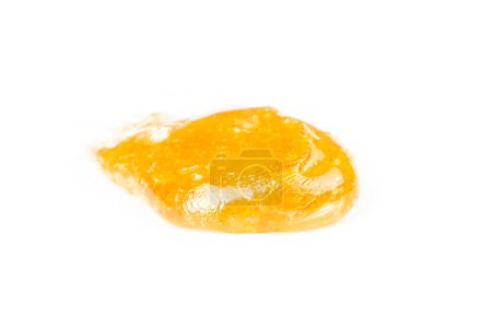 extracto de resina de cannabis dorado aislado sobre fondo blanco, frotis de toallita amarilla.