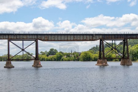 Téléchargez les photos : Vieux pont en acier rouillé au-dessus d'une rivière en Ontario, Canada - en image libre de droit