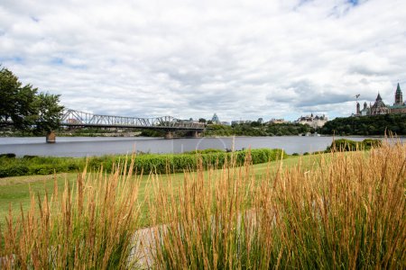 Téléchargez les photos : Vue du parc Jacques-Cartier de la ville d'Ottawa et de la rivière des Outaouais depuis Hull (Québec) - en image libre de droit