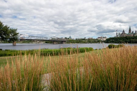 Téléchargez les photos : Vue du parc Jacques-Cartier de la ville d'Ottawa et de la rivière des Outaouais depuis Hull (Québec) - en image libre de droit