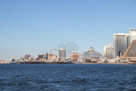 Foto de Atlantic City, NJ, United States - October 8, 2022: Atlantic City is a resort city on New Jersey's Atlantic coast and is known for its many casinos, beaches and iconic Boardwalk. - Imagen libre de derechos
