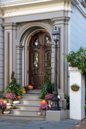 Foto de Beautiful historic home entrance decorated for Thanksgiving - Imagen libre de derechos