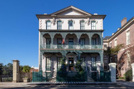 Foto de Charleston, South Carolina, United States - November 3, 2022: The John Rutledge House Inn is the only home of a signer of the United States Constitution that serves as both a historic landmark and a luxurious inn. - Imagen libre de derechos