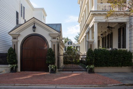 Foto de Beautiful historic home with a garage and porch in Charleston, SC - Imagen libre de derechos