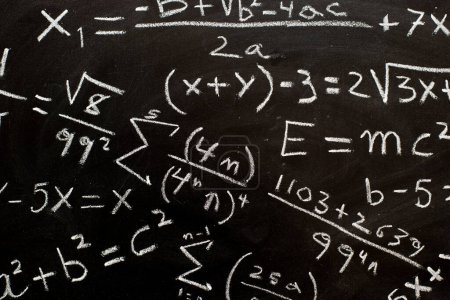 Téléchargez les photos : Formules mathématiques et équations écrites sur un tableau noir à la craie - en image libre de droit