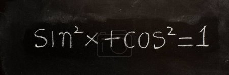 Téléchargez les photos : Formules mathématiques et équations écrites sur un tableau noir à la craie - en image libre de droit