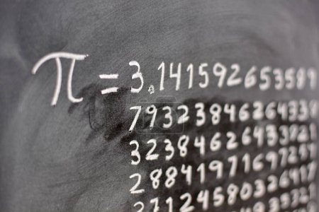 Número matemático pi, escrito con tiza en una pizarra, con su equivalencia en números