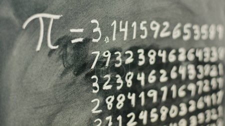 Mathematische Zahl pi, mit Kreide auf einer Tafel geschrieben, mit ihrer Entsprechung in Zahlen