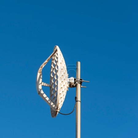 Téléchargez les photos : Vue d'une antenne mikrotik avec le ciel en arrière-plan - en image libre de droit