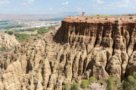 Foto de Paisaje del desierto con formaciones montañosas de badlands en Granada Geoparque, España - Imagen libre de derechos