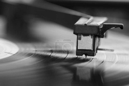 Foto de Detalle de los microsurcos de un disco de vinilo y el brazo de un viejo tocadiscos - Imagen libre de derechos