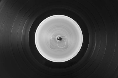 Téléchargez les photos : Détail des microrainures d'un vieux disque vinyle en mouvement, en couleur et en noir et blanc - en image libre de droit