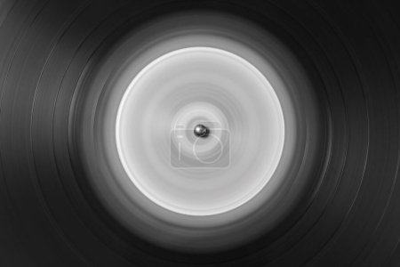 Foto de Detalle de los microsurcos de un viejo disco de vinilo en movimiento, en color y blanco y negro - Imagen libre de derechos