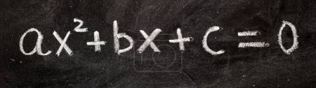 Téléchargez les photos : Équations quadratiques manuscrites sur un tableau noir à la craie, formules mathématiques - en image libre de droit