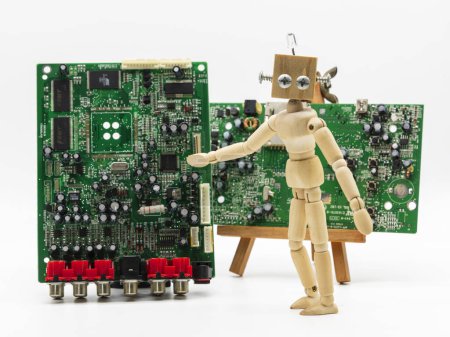 Téléchargez les photos : Petits robots en bois et vis, devant un circuit électronique, isolés sur blanc - en image libre de droit