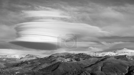 Lentikularwolken bilden sich in der Nähe der Sierra Nevada in Granada, Spanien