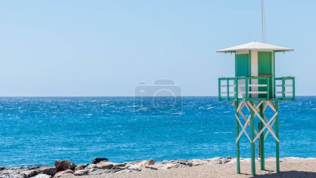 Hütte der Rettungsschwimmer am Strand des Mittelmeeres mit blauem Himmel im Hintergrund