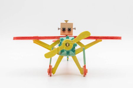 Robot ręcznie robiony samolot z drewna, koncepcja sztuczna inteligencja muchy, izolowane na białym