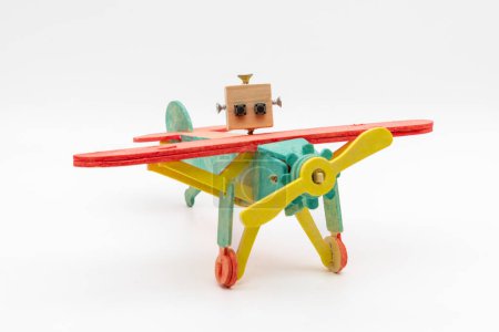 Robot ręcznie robiony samolot z drewna, koncepcja sztuczna inteligencja muchy, izolowane na białym