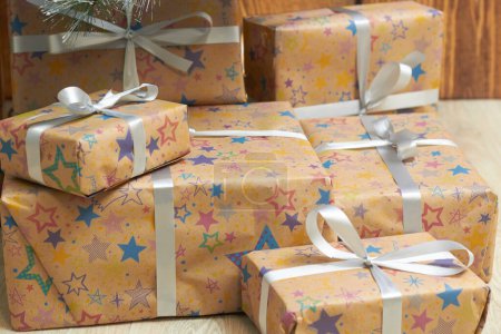 Téléchargez les photos : Arbre de Noël avec ballons colorés et boîtes cadeaux sur un fond en bois - en image libre de droit