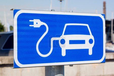 Téléchargez les photos : Panneau bleu indiquant un point de recharge pour les véhicules électriques - en image libre de droit