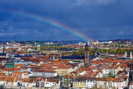 Téléchargez les photos : Une belle journée dans la ville médiévale de Wurzburg par un jour de pluie. - en image libre de droit