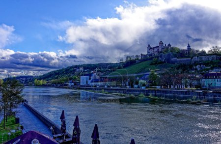 Foto de Un hermoso día en la ciudad medieval de Wurzburg en un día lluvioso. - Imagen libre de derechos