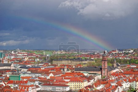Foto de Un hermoso día en la ciudad medieval de Wurzburg en un día lluvioso. - Imagen libre de derechos