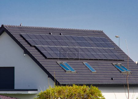 Dach eines privaten Hauses in Europa mit Sonnenkollektoren. Immobilien mit Öko-Sonnenkollektoren aus erneuerbaren Energien.