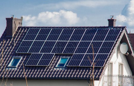 Toit d'une maison privée en Europe avec des panneaux solaires. Immobilier avec source d'énergie renouvelable concept de panneaux solaires écologiques.