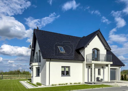 Einfamilienhaus europäischen Stil, moderne Architektur. Elegante Immobilien, Aussicht auf die Fassade. Schwarze Dachziegel und weiße Wände.