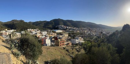 Téléchargez les photos : Maroc, Afrique : vue panoramique sur Moulay Idriss, ville près de Meknès et surplombant les ruines de Volubilis, célèbre pour être le site du tombeau d'Idris Ier, premier grand souverain islamique du pays - en image libre de droit