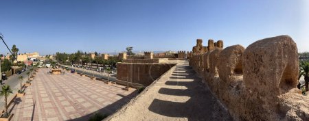 Téléchargez les photos : Maroc, Afrique : vue sur les remparts environnants de Taroudant, ville de la sous-vallée le long de la route de Ouarzazate et du désert du Sahara, connue comme la grand-mère de Marrakech - en image libre de droit