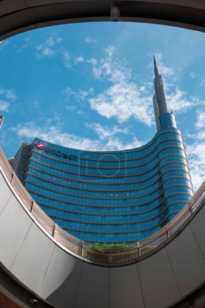 Téléchargez les photos : Tour Unicredit, place Gae Aulenti, Milan, Italie. 8-8-2023. Vue sur la tour Unicredit, le plus haut gratte-ciel d'Italie. - en image libre de droit