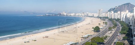 Téléchargez les photos : Rio de Janeiro, Brésil, 06-07-2023 : vue aérienne de la plage de Copacabana, l'horizon de la ville avec les collines rocheuses pleines de végétation, le fort de Copacabana, Avenida Atlantica (Atlantic Avenue) et les gratte-ciel - en image libre de droit