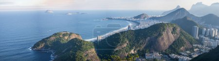 Téléchargez les photos : Rio de Janeiro, Brésil, 06-07-2023 : vue panoramique imprenable sur les toits de la ville depuis le téléphérique Sugarloaf avec le quartier Urca, les montagnes, les plages Praia Vermelha (plage rouge) et Leme - en image libre de droit