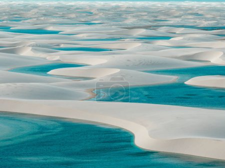 Luftaufnahme von Lencois Maranhenses. Weiße Sanddünen mit Becken mit frischem und transparentem Wasser. Wüste. Barreirinhas. Maranhao State National Park. Brasilien