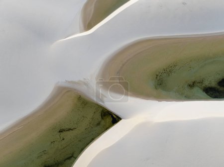 Luftaufnahme von Lencois Maranhenses. Weiße Sanddünen mit Becken mit frischem und transparentem Wasser. Wüste. Barreirinhas. Maranhao State National Park. Brasilien