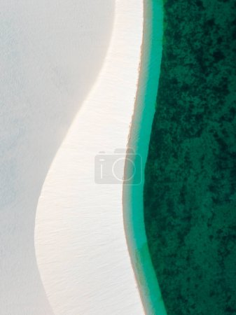 Foto de Vista aérea de Lencois Maranhenses. Dunas de arena blanca con piscinas de agua dulce y transparente. Desierto. Barreirinhas. Parque Nacional Estatal de Maranhao. Brasil - Imagen libre de derechos