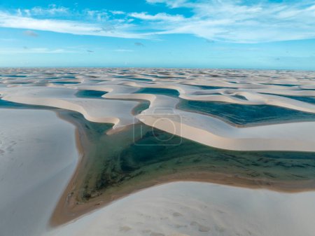 Foto de Vista aérea de Lencois Maranhenses. Dunas de arena blanca con piscinas de agua dulce y transparente. Desierto. Barreirinhas. Parque Nacional Estatal de Maranhao. Brasil - Imagen libre de derechos