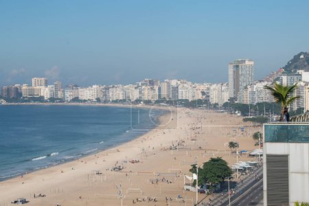Téléchargez les photos : Rio de Janeiro, Brésil, 06-07-2023 : vue aérienne de la plage de Copacabana, des toits de la ville avec Avenida Atlantica (Atlantic Avenue) et des gratte-ciel - en image libre de droit