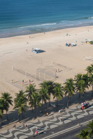 Téléchargez les photos : Rio de Janeiro, Brésil, 06-07-2023 : vue aérienne de l'Avenida Atlantica (avenue Atlantique) et le trottoir graphique emblématique de la plage de Copacabana, nommé d'après Virgen de Copacabana, patronne de la Bolivie - en image libre de droit