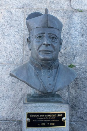 Téléchargez les photos : Rio de Janeiro, Brésil, 06-07-2023 : Corcovado Mountain, buste du cardinal Sebastiao Leme au pied du Christ Rédempteur, l'archevêque a aidé la collecte de fonds pour la construction de la statue - en image libre de droit