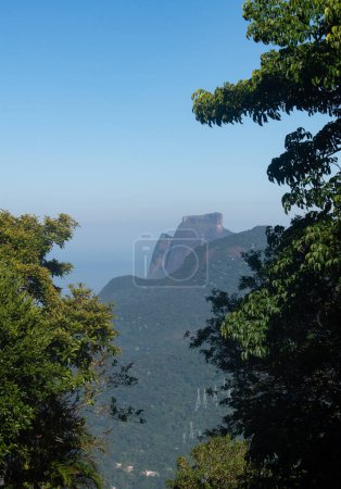 Foto de Río de Janeiro, 06-09-2023: vista de Pedra da Gavea, una montaña monolítica en el Bosque de Tijuca, compuesta de granito y gneis, una de las montañas más altas del mundo que termina directamente en el océano - Imagen libre de derechos