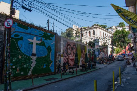 Foto de Río de Janeiro, Brasil, 06-07-2023: horizonte de la ciudad con vista a las calles de Lapa, barrio situado en el centro de la ciudad y famoso por sus monumentos históricos, arquitectura colonial y vida nocturna - Imagen libre de derechos