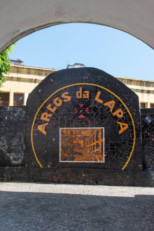 Foto de Río de Janeiro, Brasil, 06-07-2023: el signo del Acueducto Carioca, conocido como Arcos da Lapa, abierto en 1750 para llevar agua dulce del río Carioca a la población, ejemplo de arquitectura colonial - Imagen libre de derechos