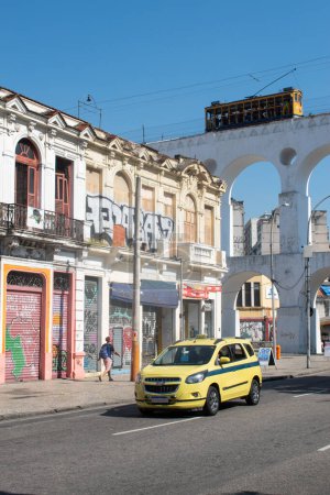 Foto de Río de Janeiro, Brasil, 06-07-2023: el Acueducto Carioca, conocido como Arcos da Lapa, ejemplo de arquitectura colonial, con el famoso teleférico bonde, tranvía eléctrico en su camino entre Centro y Santa Teresa - Imagen libre de derechos